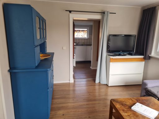 Blick in Flur und Küche