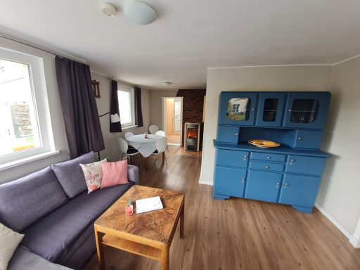 Wohnzimmer mit Kamin und Essecke